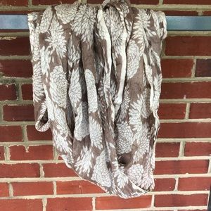 🌼CREAM AND TAN LIGHTWEIGHT INFINITY SCARF